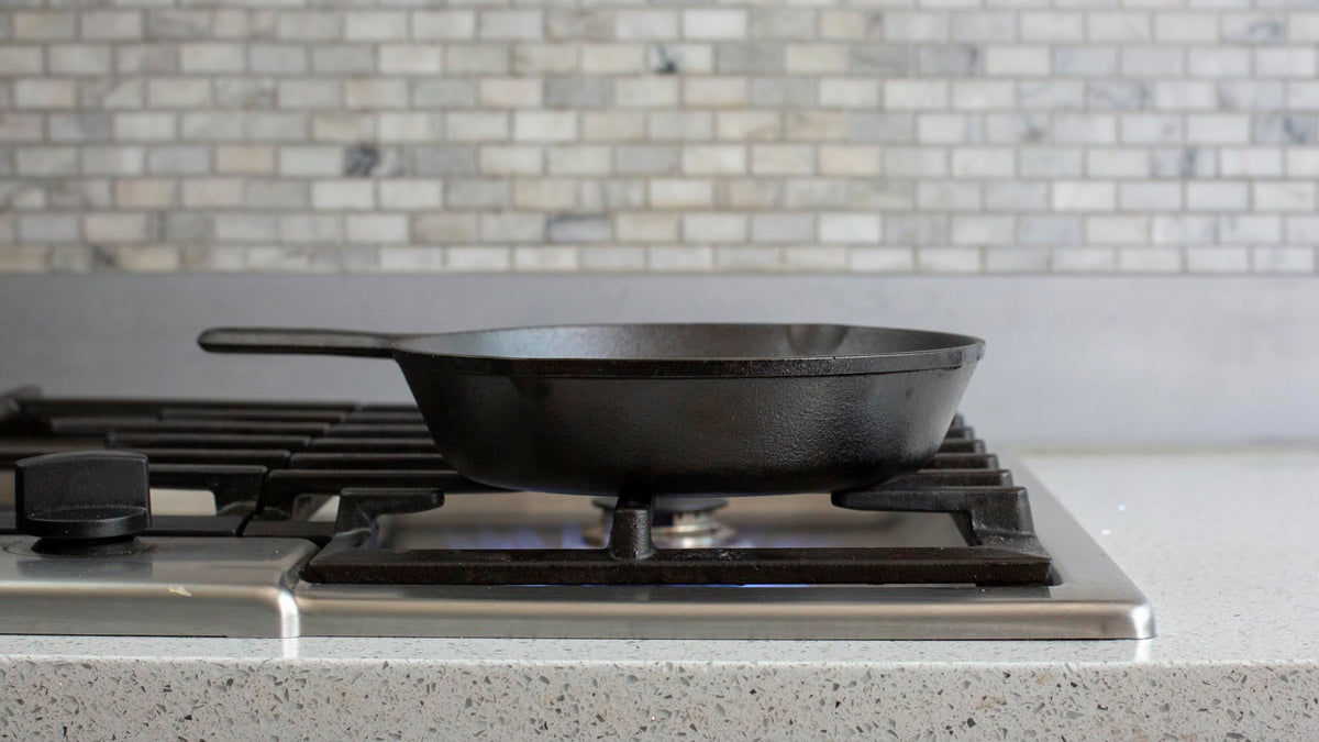 Lodge L6SK3 Logic Pre-Seasoned Skillet, 9 Inch, Black