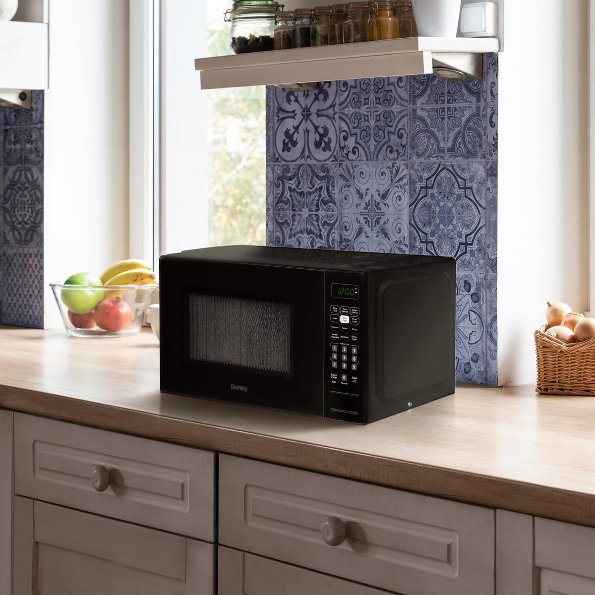 Danby DBMW0721BBB Countertop Microwave, 0.7 Cu. Ft., 700 W, Black