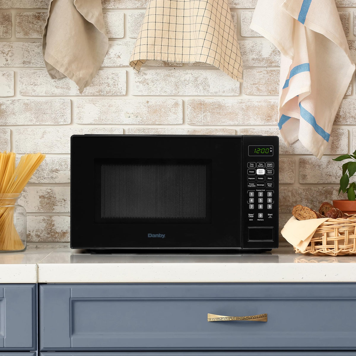 Danby DBMW0721BBB Countertop Microwave, 0.7 Cu. Ft., 700 W, Black