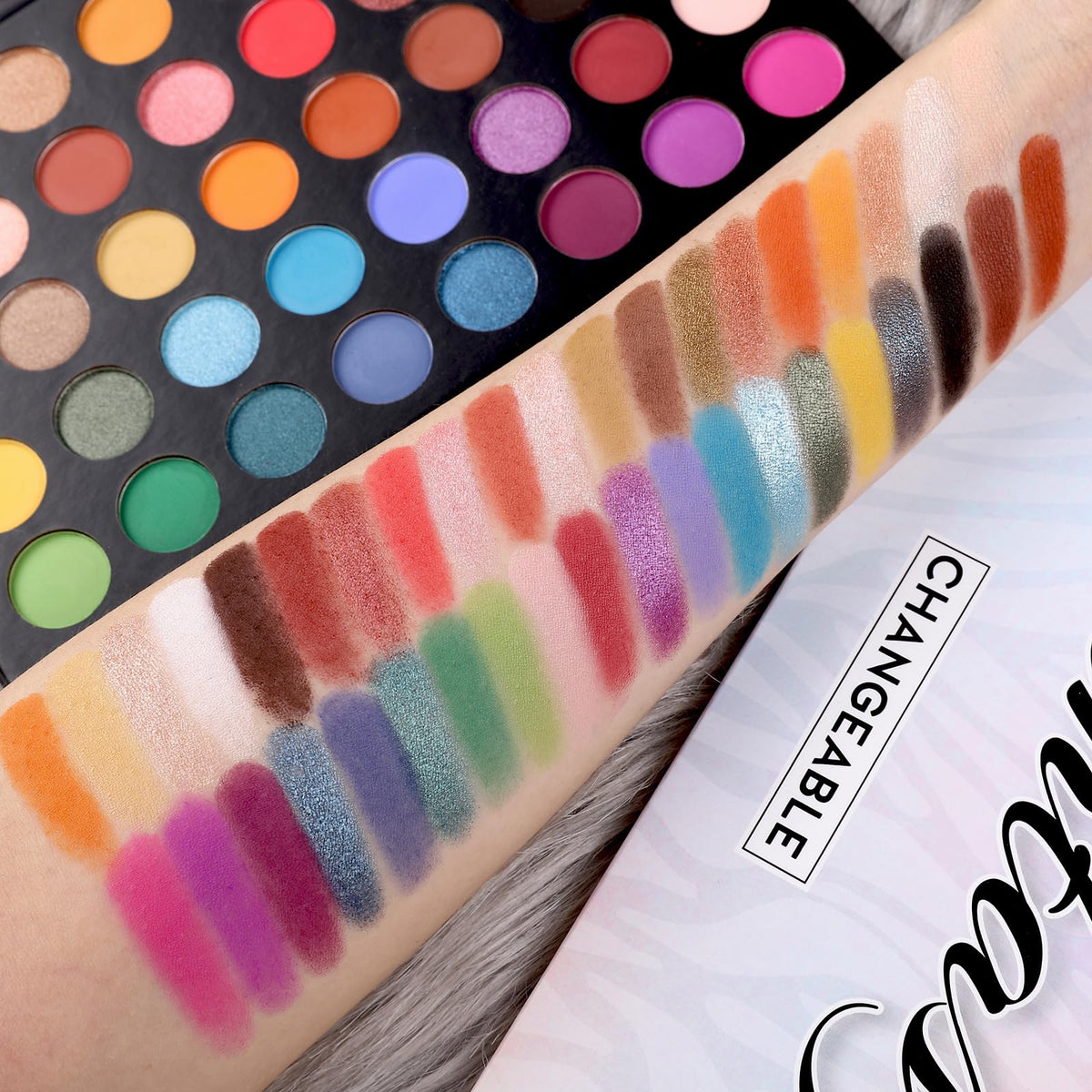 Ucanbe Highly Pigmented Eyeshadow Palette, Matte Shimmer Metallic