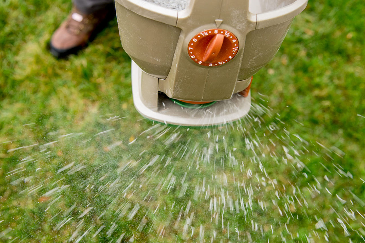 Scotts Wizz Year-Round Spreader, Battery Powered, Handheld