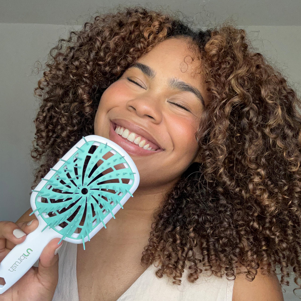 FHI Heat UNbrush Plus Curly Hair Brush with 84 UltraFlex Bristles