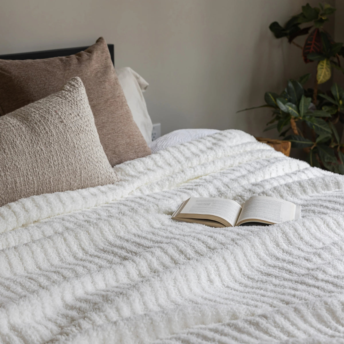 White Ribbed King Sized Bed Blanket