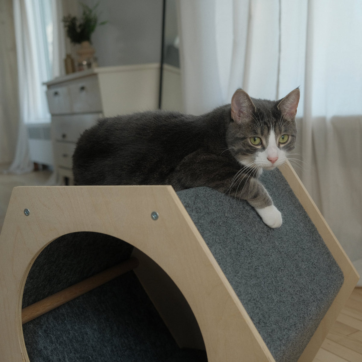 Noba Hexagon Scratchable Cat House